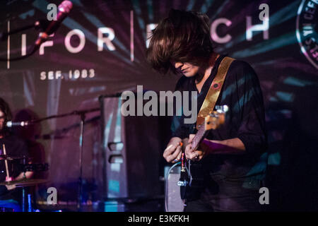 CARDIFF, VEREINIGTES KÖNIGREICH. 23. Juni 2014. Cate Le Bon führt bei Clwb Ifor Bach als Teil der Melodie Cool Charity Spendenaktion. Bildnachweis: Polly Thomas / Alamy Live News Stockfoto