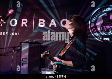 CARDIFF, VEREINIGTES KÖNIGREICH. 23. Juni 2014. Cate Le Bon führt bei Clwb Ifor Bach als Teil der Melodie Cool Charity Spendenaktion. Bildnachweis: Polly Thomas / Alamy Live News Stockfoto