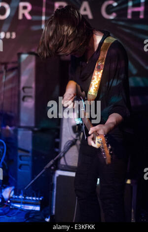 CARDIFF, VEREINIGTES KÖNIGREICH. 23. Juni 2014. Cate Le Bon führt bei Clwb Ifor Bach als Teil der Melodie Cool Charity Spendenaktion. Bildnachweis: Polly Thomas / Alamy Live News Stockfoto