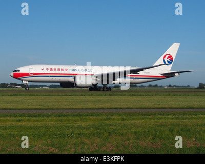 Eine China Cargo Airlines Boeing 777-F6N (B-2083) startet am 11. Juni 2014 vom Flughafen Schiphol in den Niederlanden und hebt ihren Start von einem großen europäischen internationalen Drehkreuz hervor. Stockfoto