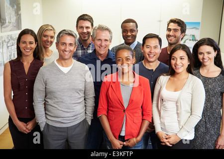 Porträt von Personal In modernen multi-ethnischen Büro Stockfoto
