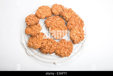 knusprigen Hafer-Cookies/Kekse auf einem runden Kühlregal (2 16) Stockfoto