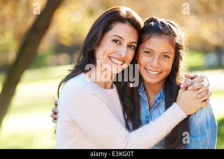 Porträt von Mutter und Tochter In Landschaft Stockfoto