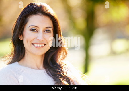 Porträt von attraktiven Hispanic Frau In Landschaft Stockfoto