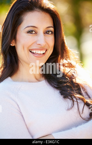 Porträt von attraktiven Hispanic Frau In Landschaft Stockfoto