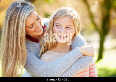 Mutter und Tochter In Landschaft Stockfoto
