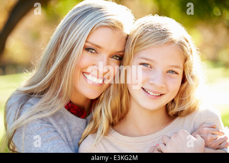 Porträt von Mutter und Tochter In Landschaft Stockfoto