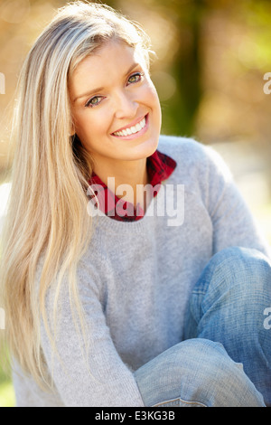 Porträt von attraktiven Frau In Landschaft Stockfoto