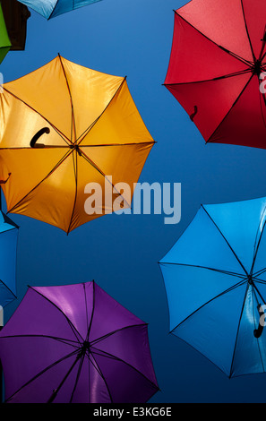 Bunte Schirme vor blauem Himmel Stockfoto