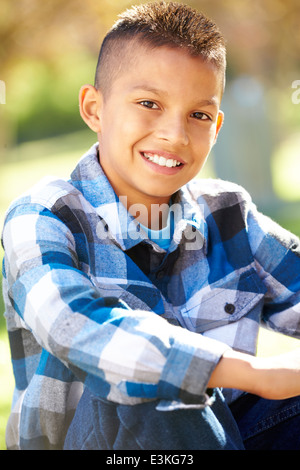 Porträt von Hispanic Boy In Landschaft Stockfoto