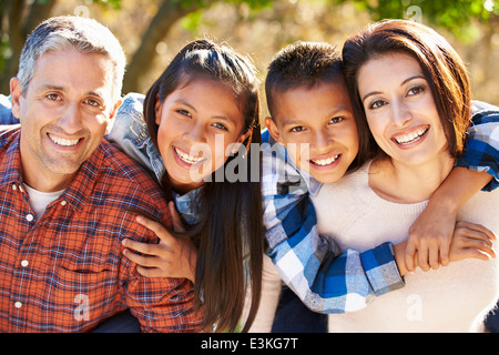 Porträt der hispanische Familie In Landschaft Stockfoto