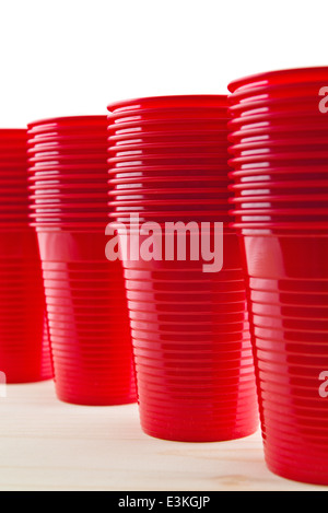 Leeren roten Plastikbecher Stack auf hölzernen Picknick-Tisch Stockfoto