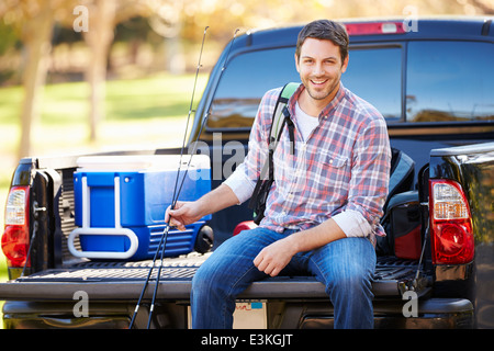 Man sitzt im Pick Up Truck auf Campingurlaub Stockfoto