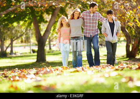 Familie zu Fuß durch den Wald Herbst Stockfoto