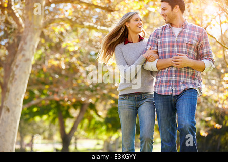 Romantisch zu zweit zu Fuß durch den Wald Herbst Stockfoto