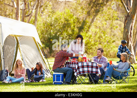 Zwei Familien genießen Camping-Urlaub In Natur Stockfoto