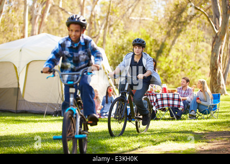 Zwei Familien genießen Camping-Urlaub In Natur Stockfoto