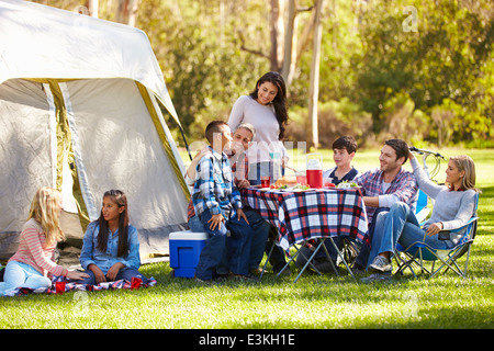 Zwei Familien genießen Camping-Urlaub In Natur Stockfoto