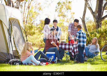 Zwei Familien genießen Camping-Urlaub In Natur Stockfoto