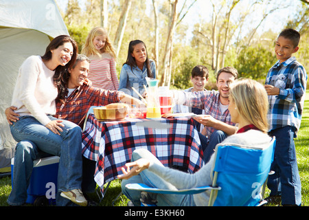 Zwei Familien genießen Camping-Urlaub In Natur Stockfoto