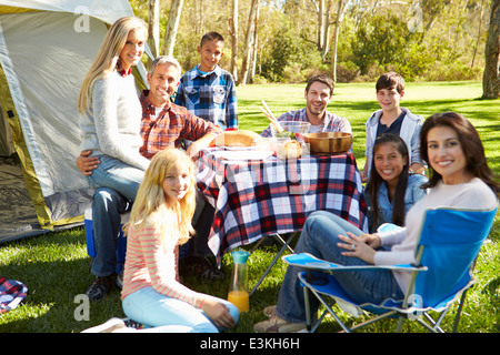 Zwei Familien genießen Camping-Urlaub In Natur Stockfoto
