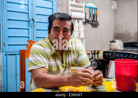 27. September 2013 - Agustin De Iturbide, Chiapas, Mexiko - LEBESTAIN LOPEZ PEREZ sitzt in seinem Haus in Agustin de Iturbide, Chiapas, Mex.  Perez ist einer der 30 Kaffee-Bauern mit dem Cafe Justo Kaffee kooperatives Arbeiten. Kaffee-Kooperativen in Chiapas, Mex. bieten wirtschaftliche Chance in einer finanziell depressiven Bereich Begründung Möchtegern Einwanderer in Mexiko zu bleiben. (Kredit-Bild: © wird Seberger/ZUMAPRESS.com) Stockfoto