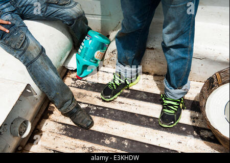 27. September 2013 - Agustin De Iturbide, Chiapas, Mexiko - zeichnen wie bei Bauern fast überall, dirty Denim und schlammigen Schuhen die Körperlichkeit der Bearbeitung des Bodens. Kaffee-Kooperativen in Chiapas, Mex. bieten wirtschaftliche Chance in einer finanziell depressiven Bereich Begründung Möchtegern Einwanderer in Mexiko zu bleiben. (Kredit-Bild: © wird Seberger/ZUMAPRESS.com) Stockfoto