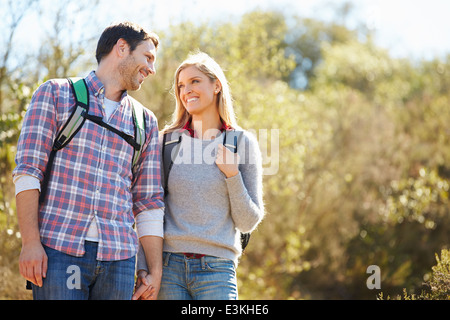 Paar In Landschaft tragen Rucksäcke Wandern Stockfoto