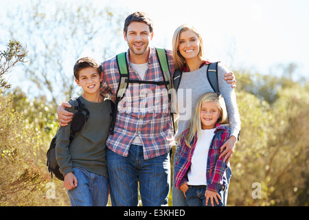 Porträt der Familie Wandern im Land tragen Rucksäcke Stockfoto
