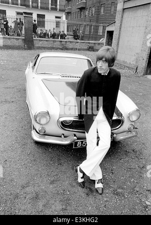 ROGER DALTREY mit seinem Volvo Coupé an den Herzog von HQ von York, Chelsea, 12. November 1966. Foto Tony Gale. Siehe Beschreibung unten Stockfoto