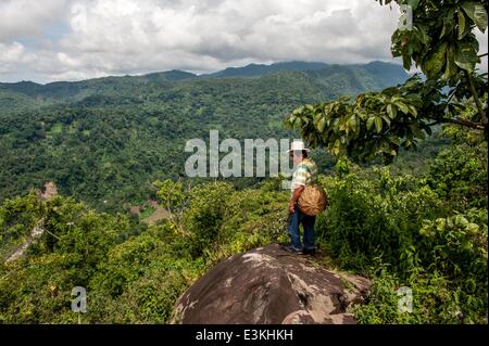 27. September 2013 - Agustin De Iturbide, Chiapas, Mexiko - LEBESTAIN LOPEZ PEREZ von Agustin de Iturbide, Chiapas, steht auf einem Berg mit Blick auf Kaffee Parcelas Mex. Perez ist einer der 30 Kaffee-Bauern mit dem Cafe Justo Kaffee kooperatives Arbeiten. Kaffee-Kooperativen in Chiapas, Mex. bieten wirtschaftliche Chance in einer finanziell depressiven Bereich Begründung Möchtegern Einwanderer in Mexiko zu bleiben. (Kredit-Bild: © wird Seberger/ZUMAPRESS.com) Stockfoto