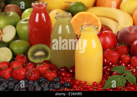 Frisch gepresste Fruchtsäfte hergestellt aus rot, grün und orange Früchte Stockfoto