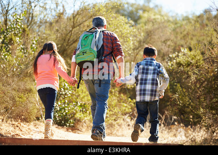 Rückansicht des Vater und Kinder Wandern In Natur Stockfoto