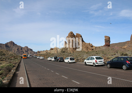 Straße und Parkplatz in der Nähe von Parador de Las Cañadas am Teide Vulkan, der höchste Gipfel auf der spanischen Kanareninsel Teneriffa Stockfoto