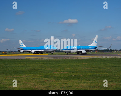 PH-BFC KLM Royal Dutch Airlines Boeing 747-406(M) und PH-BGW KLM Royal Dutch Airlines Boeing 737-7K2(WL) Rollen auf dem Flughafen Schiphol (AMS - EHAM), die Niederlande, 18. Mai 2014, Pic-024 Stockfoto