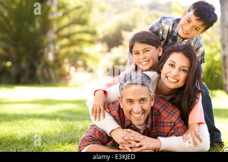 Porträt der Familie liegen auf dem Rasen In Landschaft Stockfoto