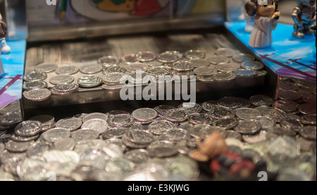Münze-Wasserfall-Arcade-Spiel. Stockfoto