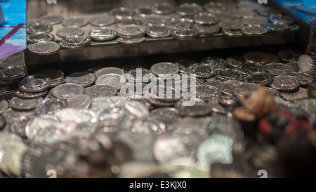 Münze-Wasserfall-Arcade-Spiel. Stockfoto