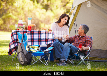 Paar genießt Campingurlaub In Landschaft Stockfoto