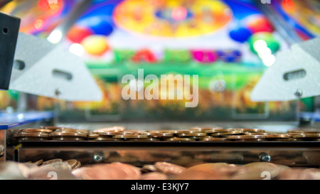 Münze-Wasserfall-Arcade-Spiel. Stockfoto