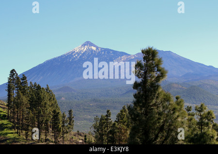 Blick auf den Berg Gipfel des El Vulkan Teide, höchste Gipfel auf der spanischen Kanareninsel Teneriffa, um die richtige Pico Viejo Stockfoto