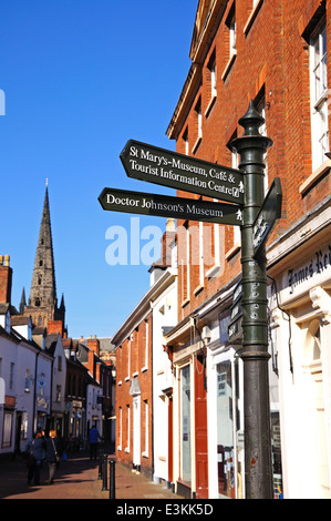 Orte von Interesse Wegweiser entlang Dam Street mit dem Dom auf der Rückseite, Lichfield, England, Vereinigtes Königreich, West-Europa. Stockfoto