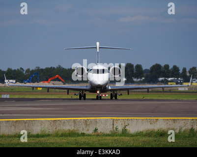 CS-TFV Omni - Aviacao E Tecnologia Bombardier BD-100-1A10 Challenger 300 Rollen auf dem Flughafen Schiphol (AMS - EHAM), die Niederlande, 18. Mai 2014, Bild 2 Stockfoto