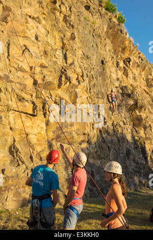 Brisbane Australien, Kangaroo Point Cliffs, Count White Park, Mann Männer männlich, Klettern, Leinen, Seil, Lehrer, Tragen, Schutzhelm, Mann Männer männlich, Überprüfung Stockfoto