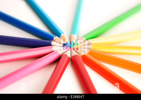 Regenbogen-Farbrad Buntstifte gemacht. Auf einem weißen Hintergrund mit Weichzeichner. Stockfoto