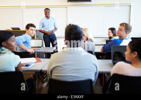 Männliche Tutor Lehre Studenten im Klassenzimmer Stockfoto