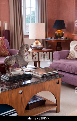 Pferd Statue in Marmor gekrönt Tabelle von Beckford entworfen. Die Sofas sind in Maya von Manuel Canovas gepolstert. Stockfoto