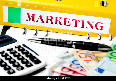 Marketing-Ordner mit Office-tools Stockfoto