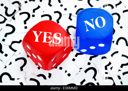 Ja oder Nein Wort auf Fragezeichen Hintergrund Stockfoto