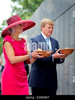 Warschau, Polen. 24. Juni 2014. König Willem-Alexander und Maxima der Königin der Niederlande besuchen Sie Museum des Warschauer Aufstandes und eine brennende Kerze in der Gedenkstätte Wand platzieren und erhalten eine Führung durch das Museum in Warschau, 24. Juni 2014. Der König und die Königin sind in Polen für ihre ersten Staatsbesuch 24 und 25 Juni. Foto: Patrick van Katwijk - NO-Draht-SERVICE-/ Dpa/Alamy Live News Stockfoto